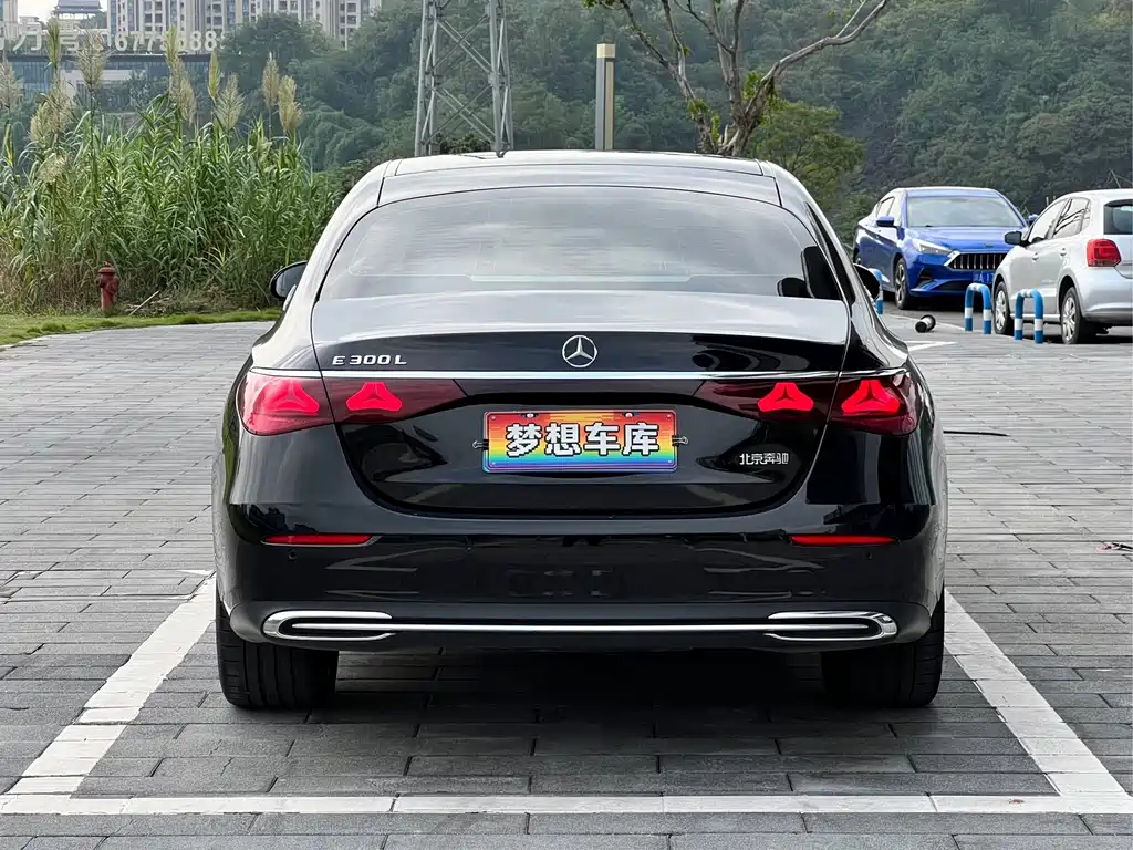 Mercedes-Benz E-Class — миниатюра 7
