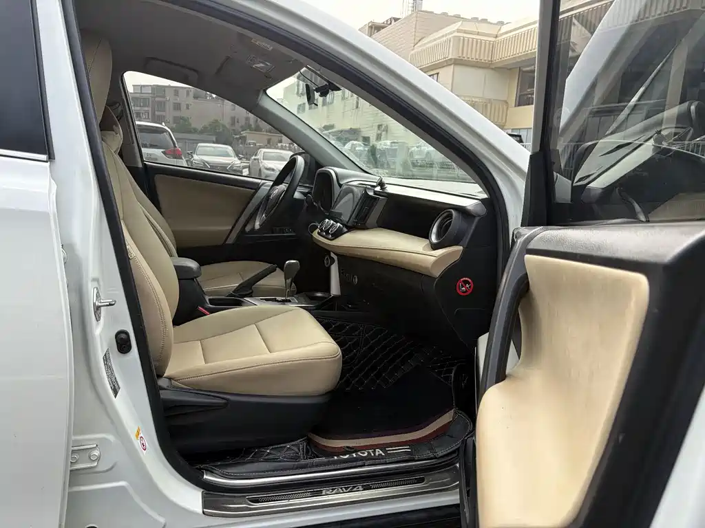 Toyota RAV4 — миниатюра 9