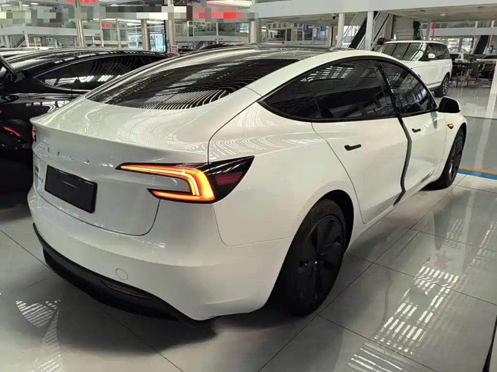 Tesla Model 3 — миниатюра 7