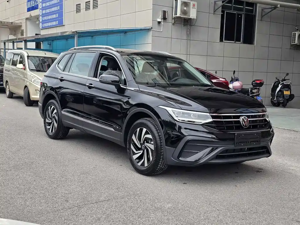 Volkswagen Tiguan L — миниатюра 2