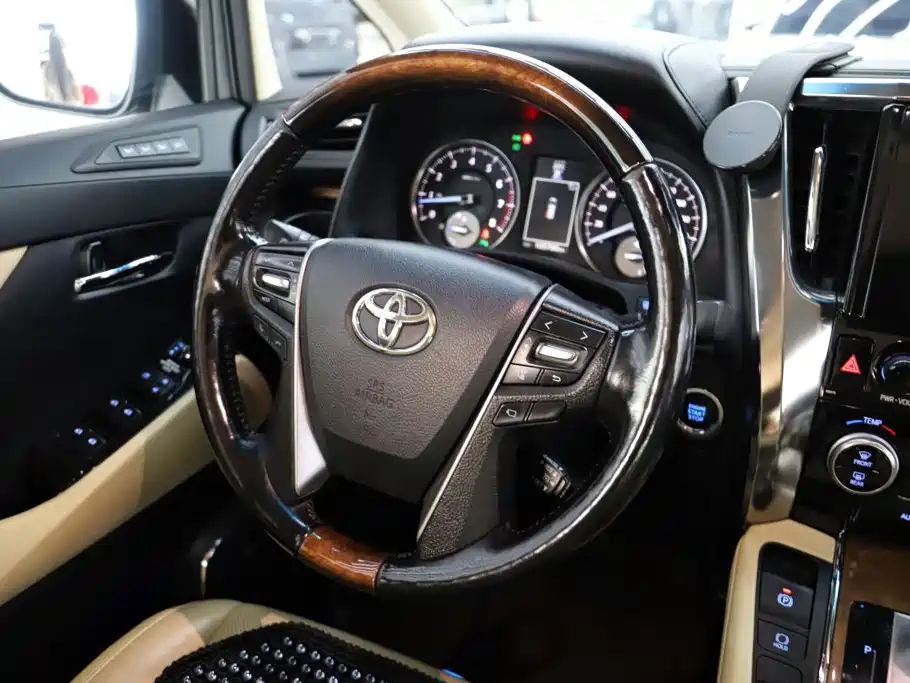 Toyota Alphard — миниатюра 17
