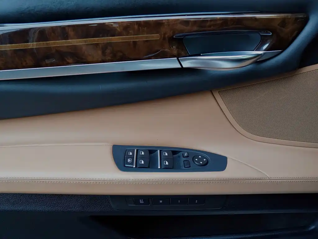BMW 7 Series — миниатюра 23