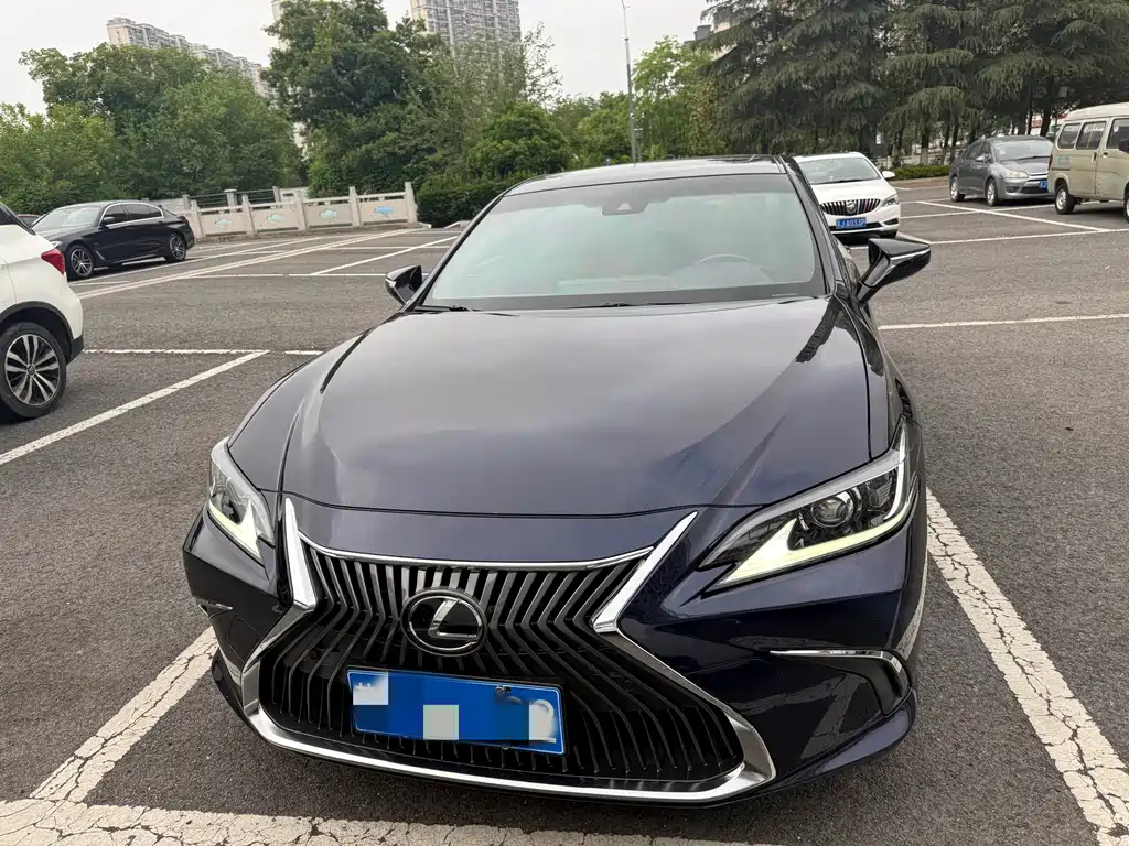 Lexus ES 2020