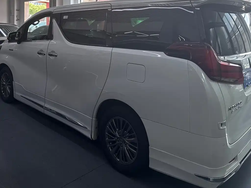 Toyota Alphard — миниатюра 11