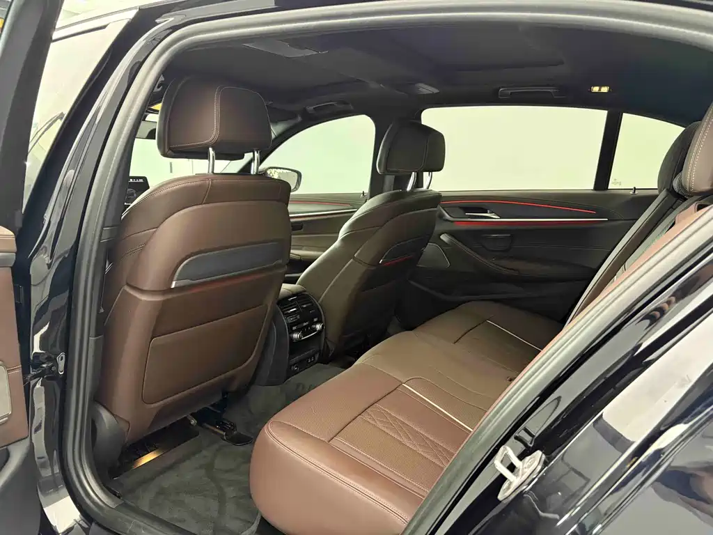 BMW 5 Series — миниатюра 7