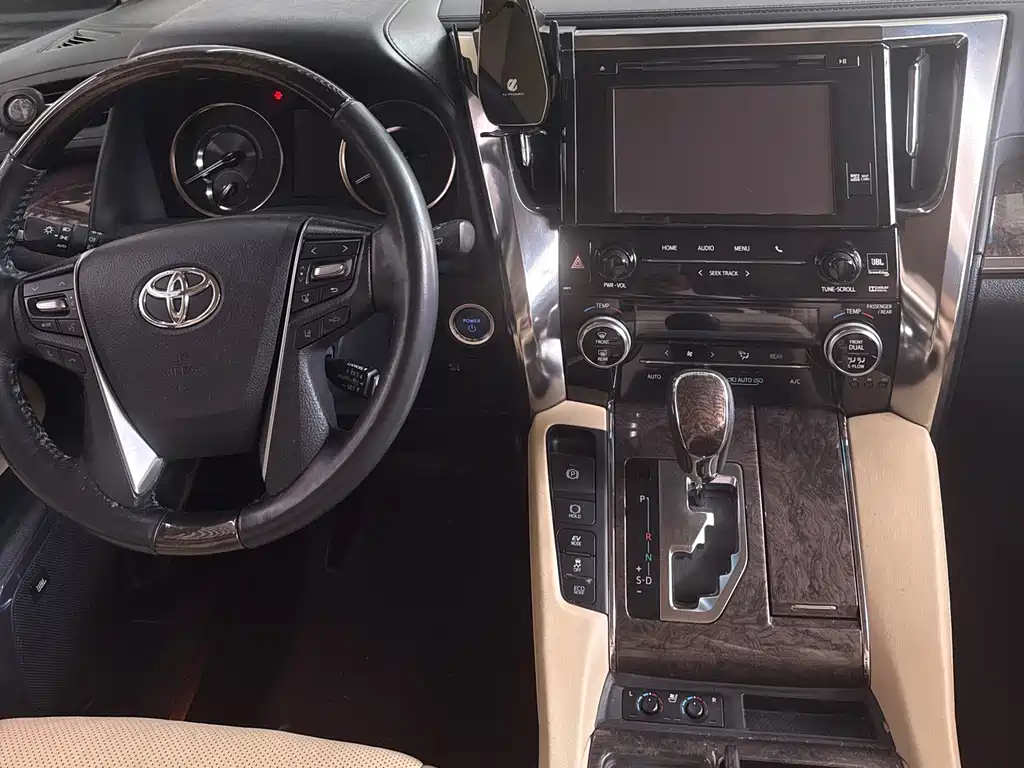 Toyota Alphard — миниатюра 5