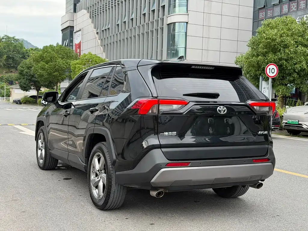Toyota RAV4 — миниатюра 7