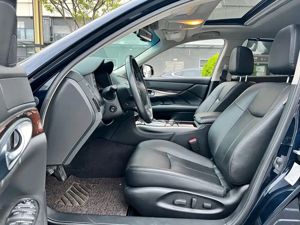 Infiniti Q70 — миниатюра 6
