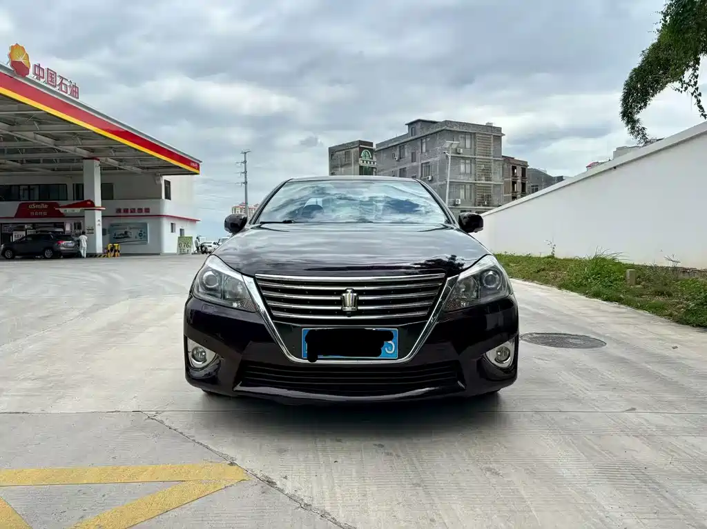 Toyota Crown — миниатюра 3