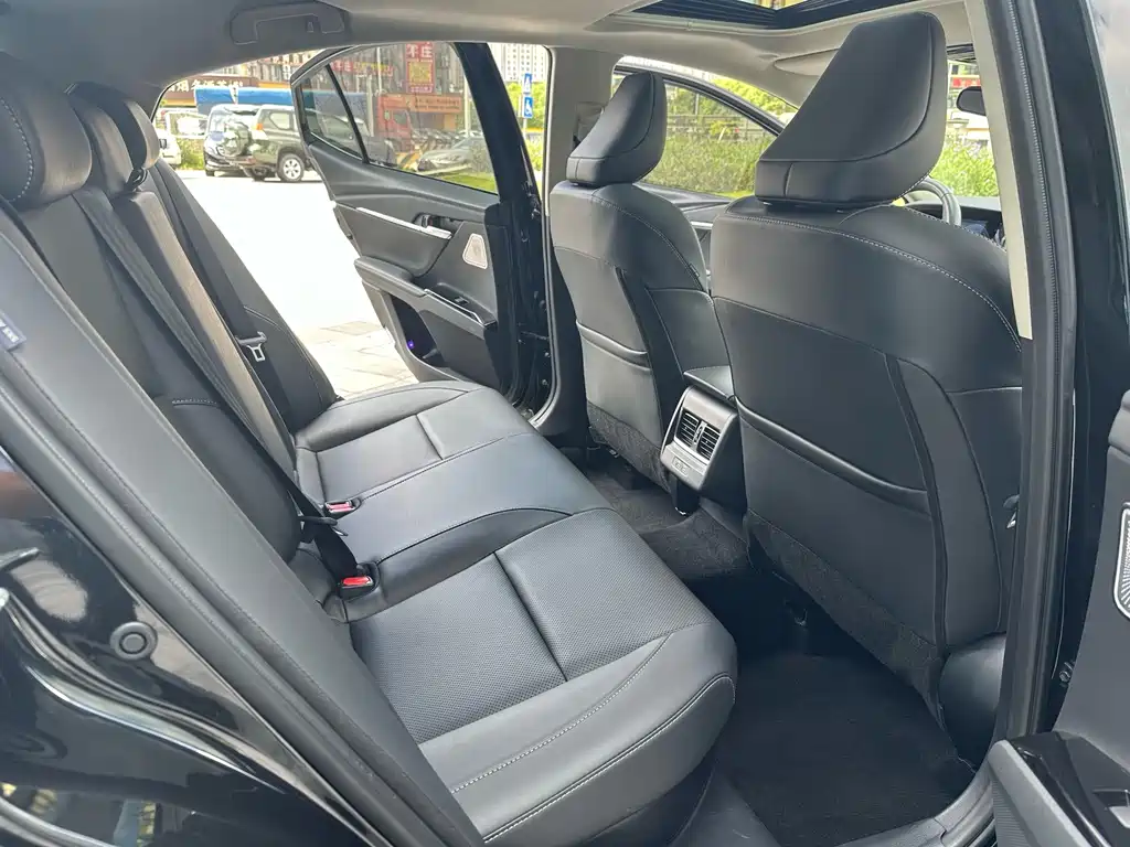 Toyota Camry — миниатюра 10