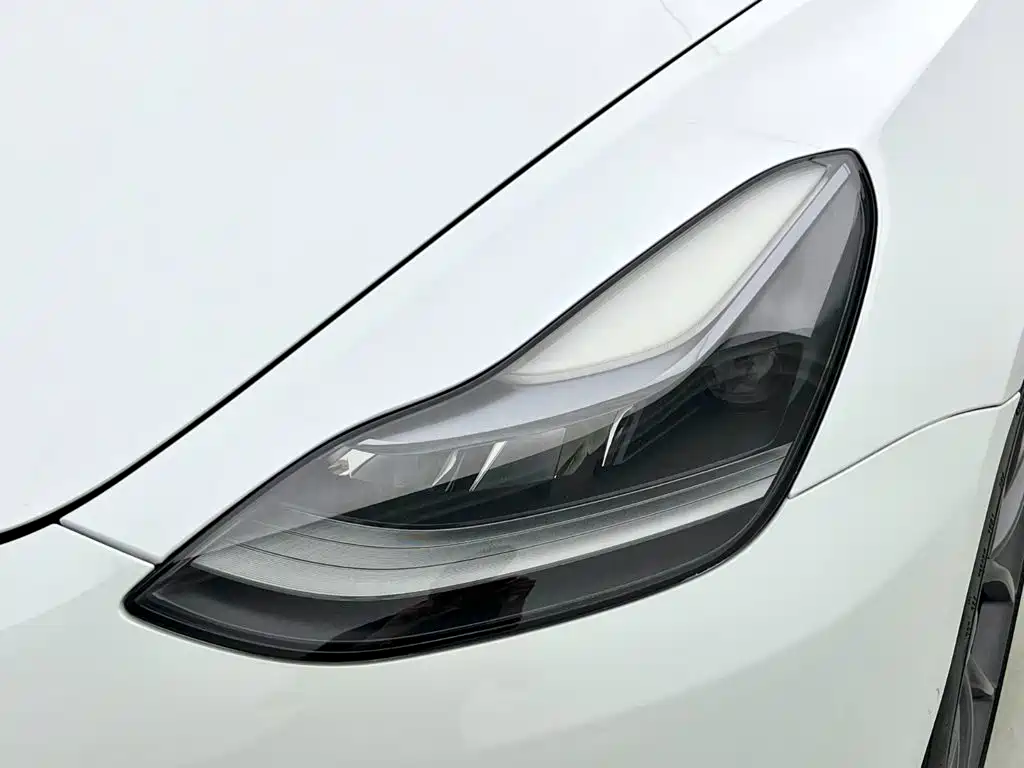Tesla Model 3 — миниатюра 6