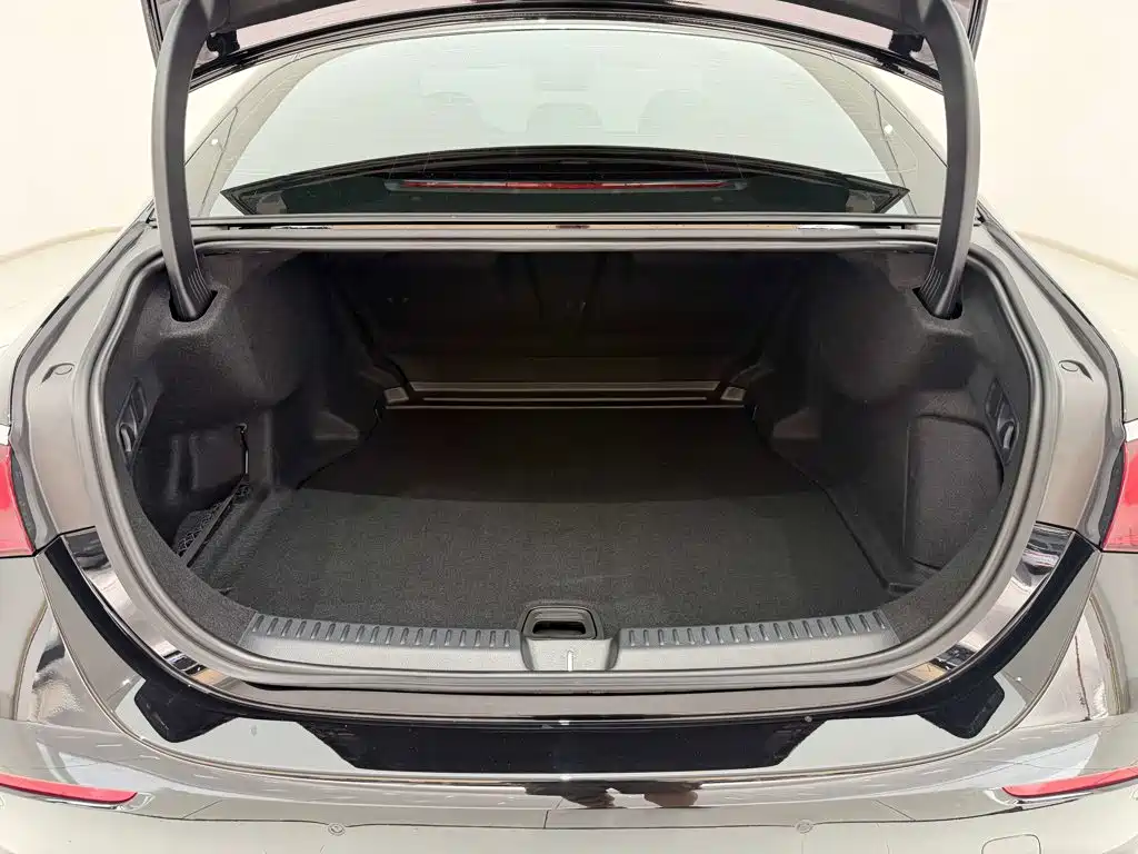 Mercedes-Benz E-Class — миниатюра 30