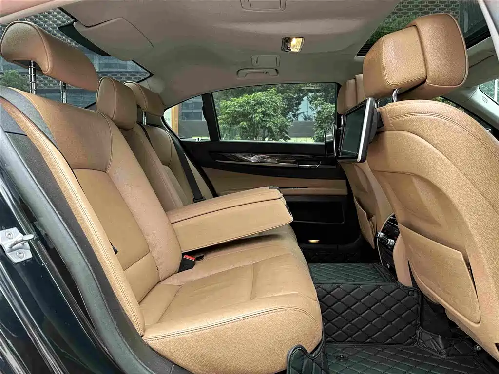 BMW 7 Series — миниатюра 21