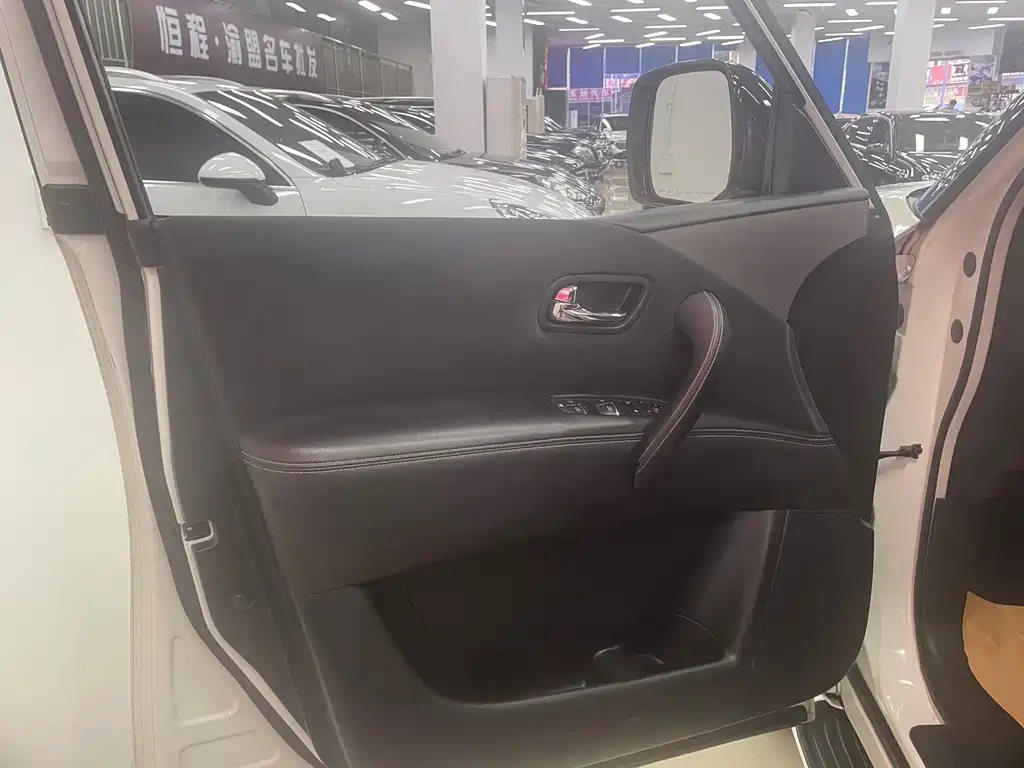 Nissan Patrol — миниатюра 5