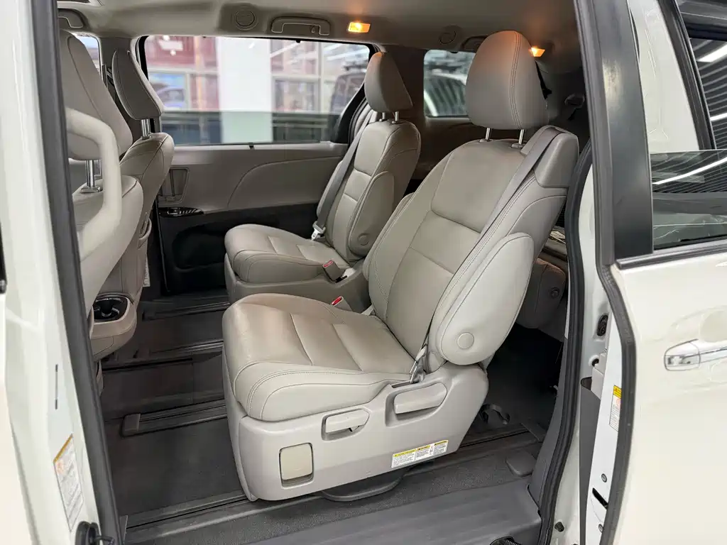 Toyota Sienna — миниатюра 13