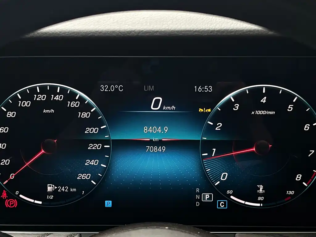 Mercedes-Benz E-Class — миниатюра 9