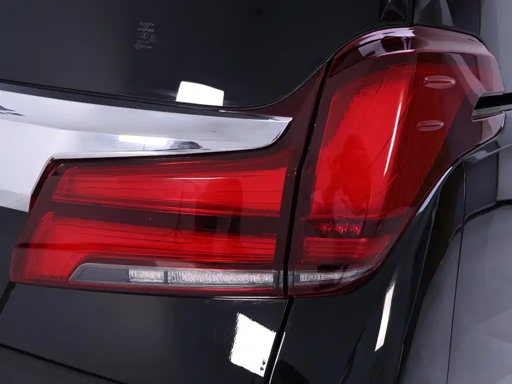 Toyota Alphard — миниатюра 9