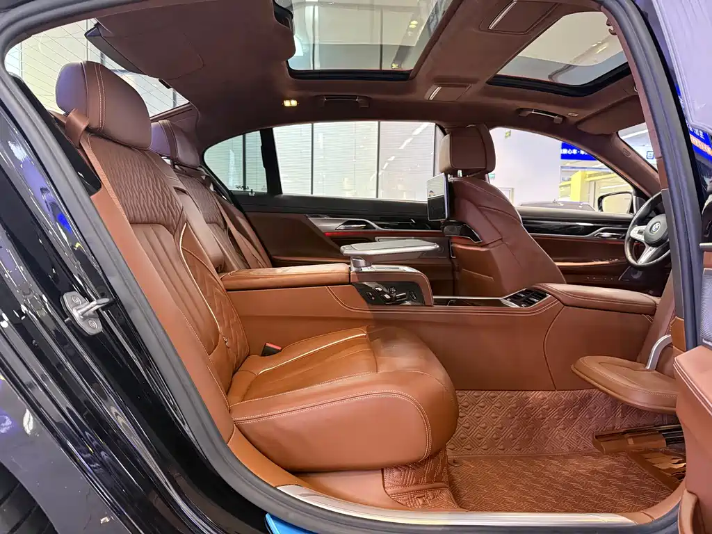 BMW 7 Series — миниатюра 10