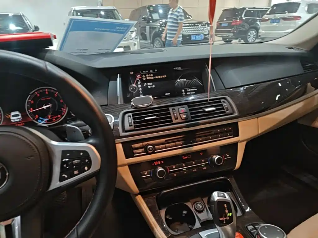 BMW 5 Series — миниатюра 10