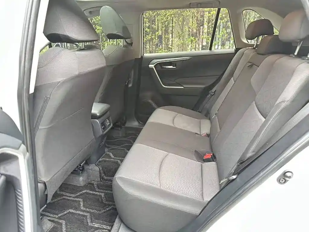 Toyota RAV4 — миниатюра 8