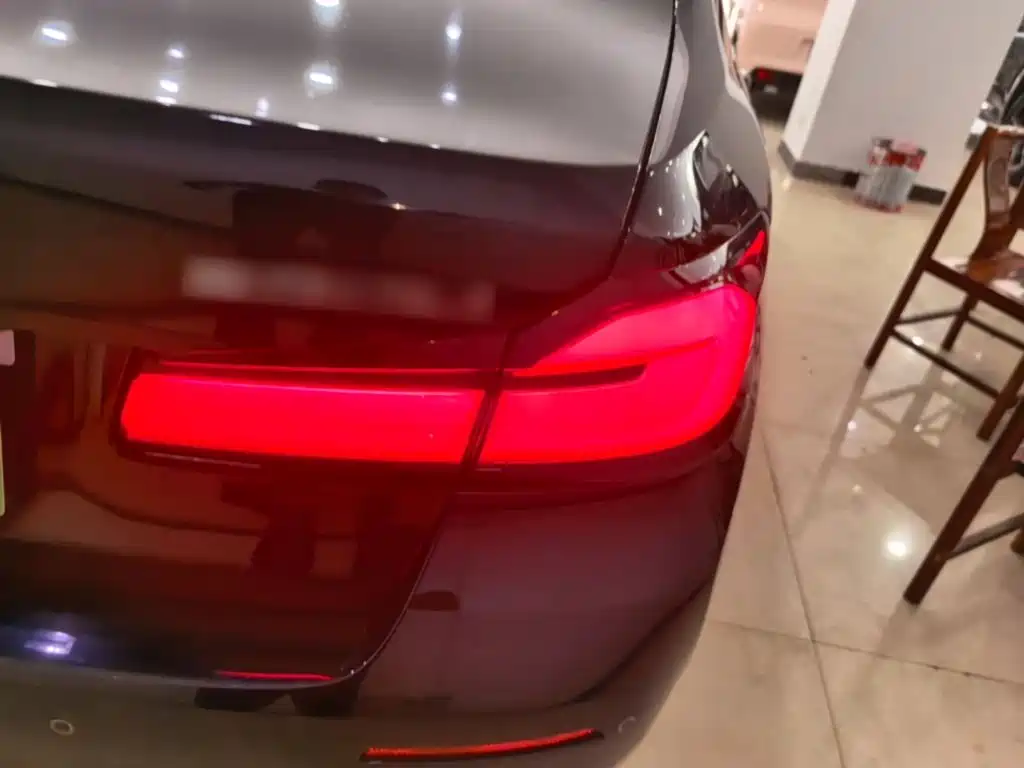 BMW 5 Series — миниатюра 8