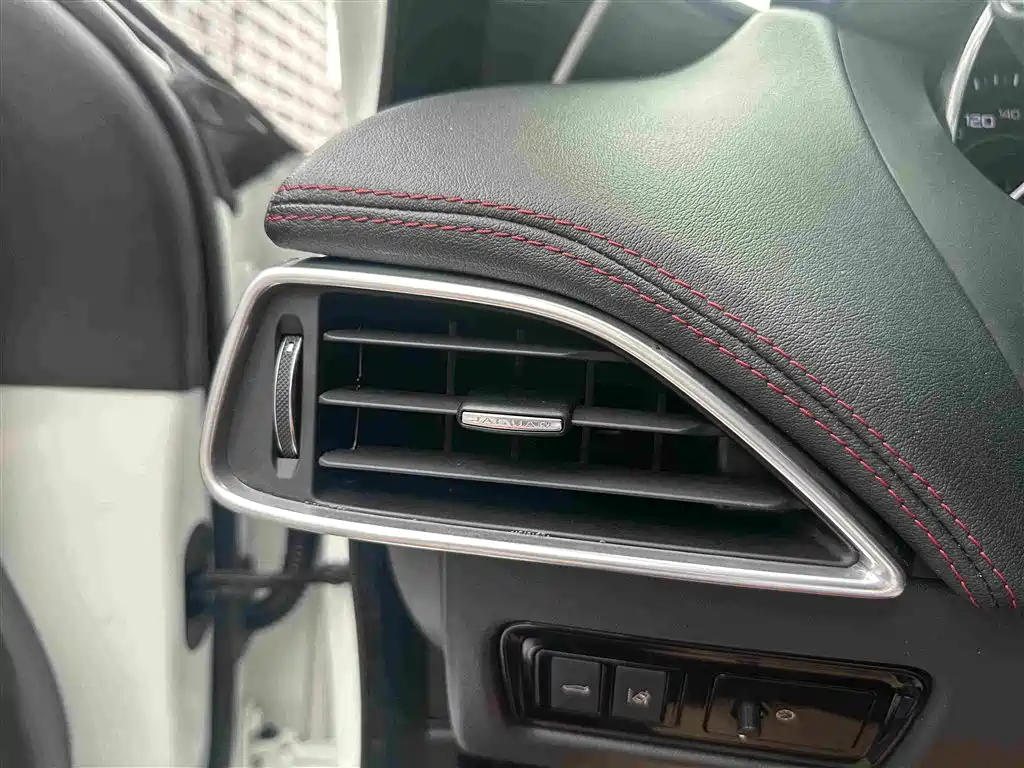 Jaguar XE — миниатюра 16