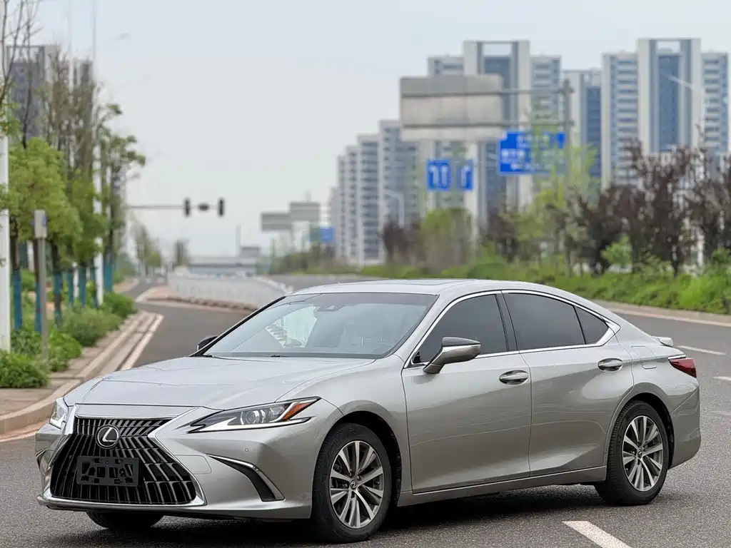 Lexus ES 2020