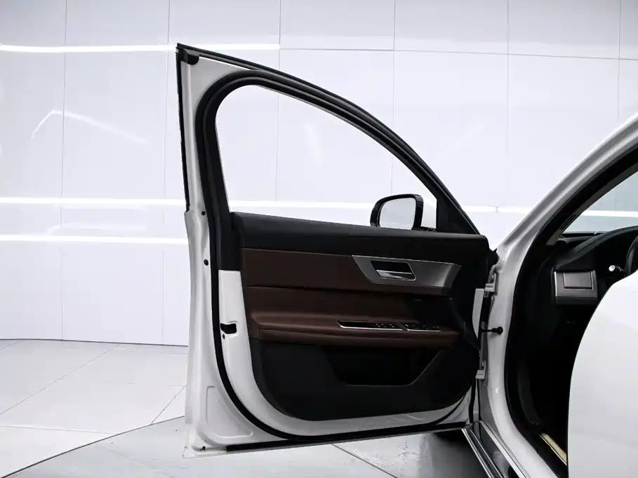 Jaguar XFL — миниатюра 11