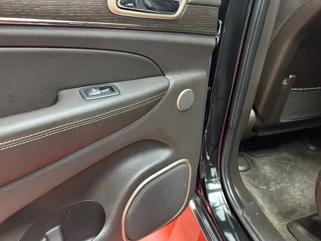 Jeep Grand Cherokee (Import) — миниатюра 40