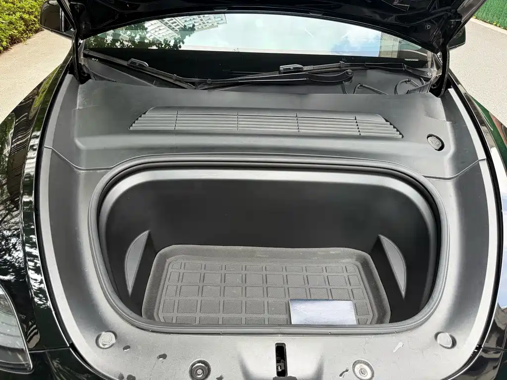 Tesla Model Y — миниатюра 17