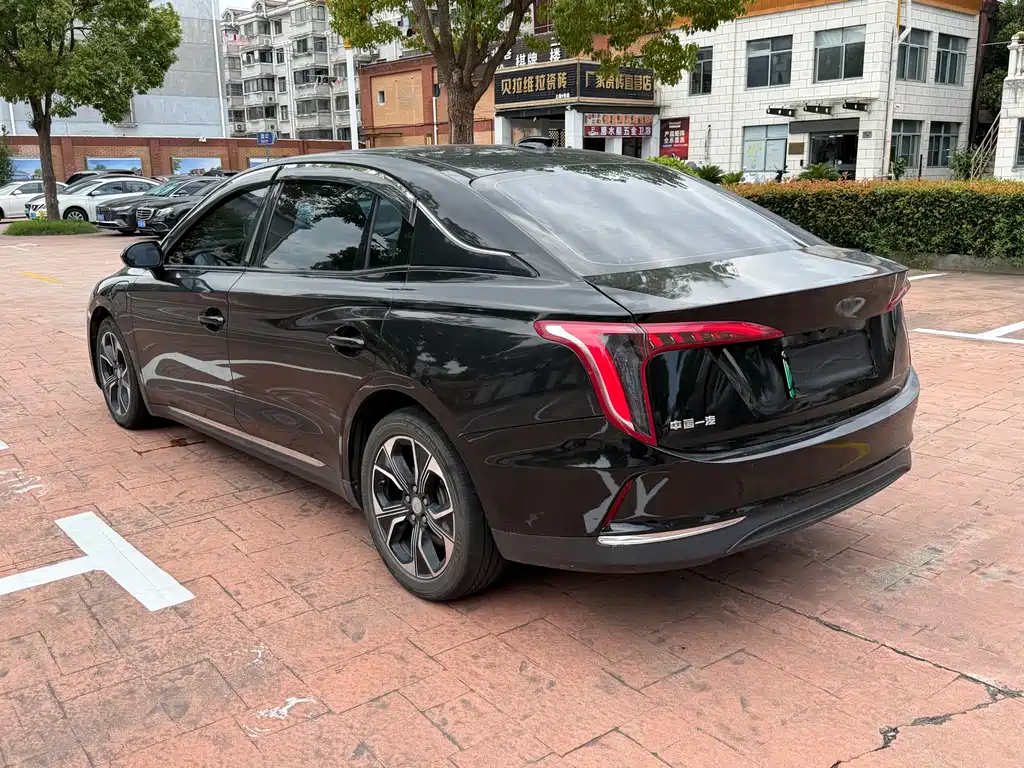Hongqi E-QM5