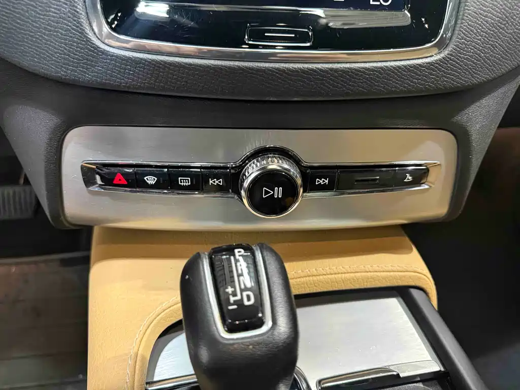 Volvo XC90 2018 T5 5 мест