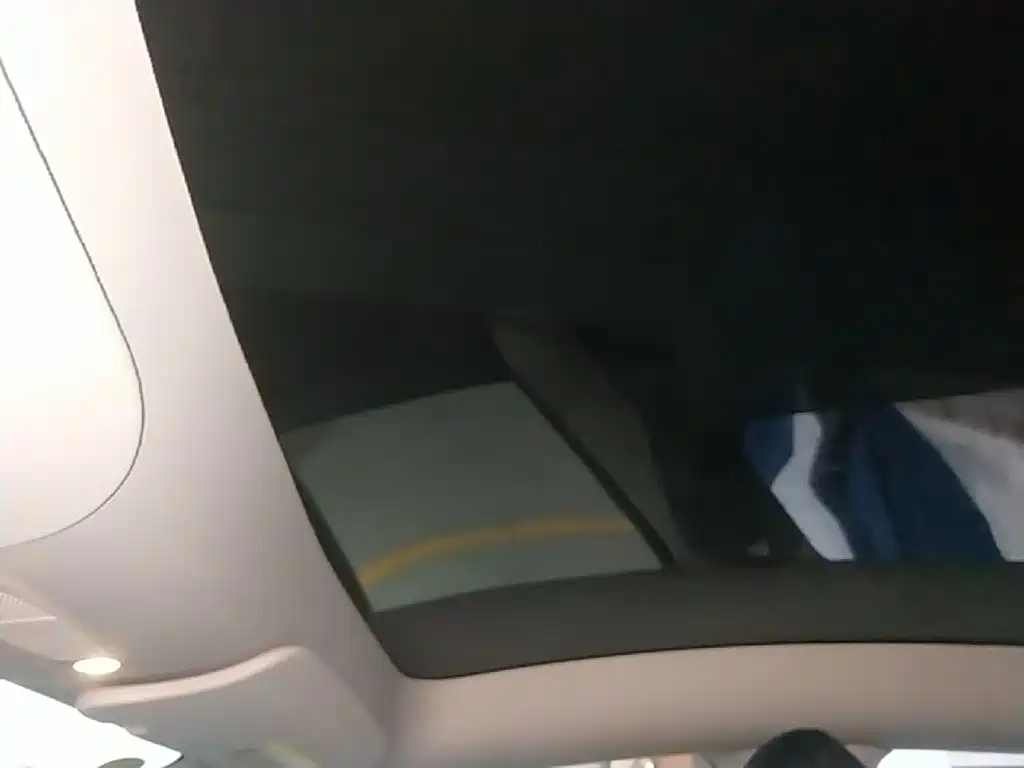 Tesla Model Y — миниатюра 18