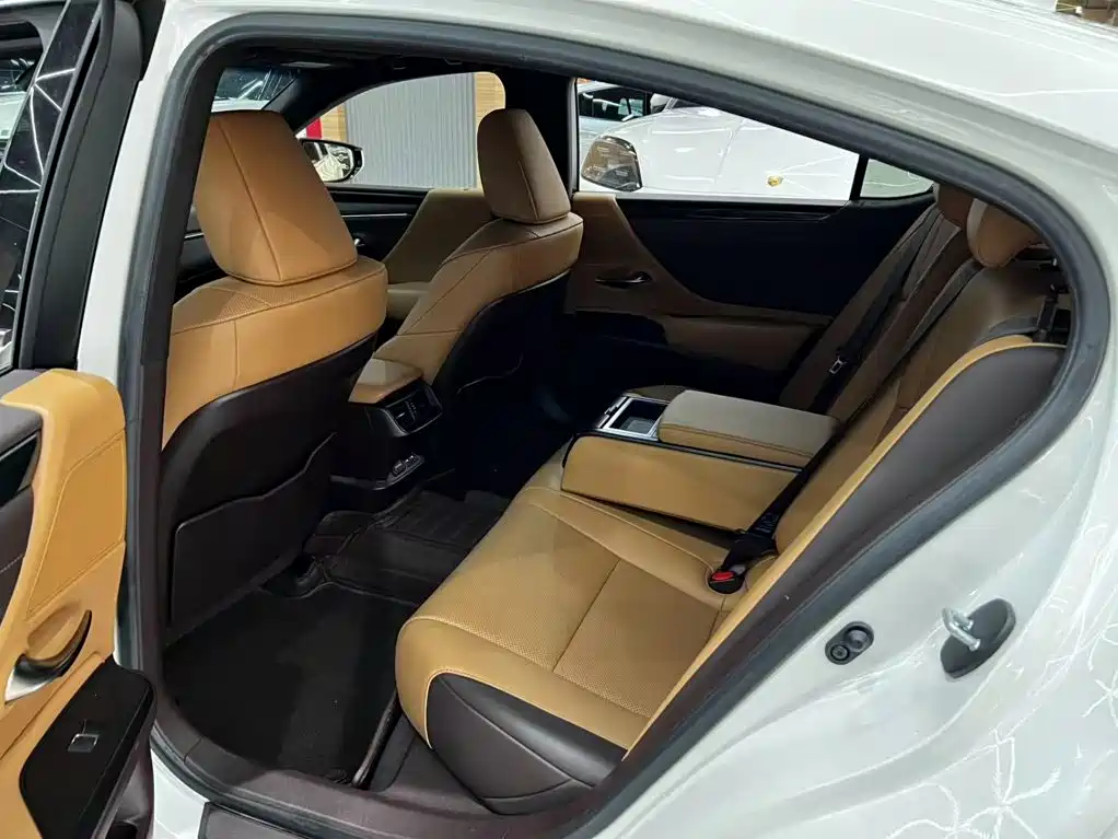 Lexus ES 2020 260