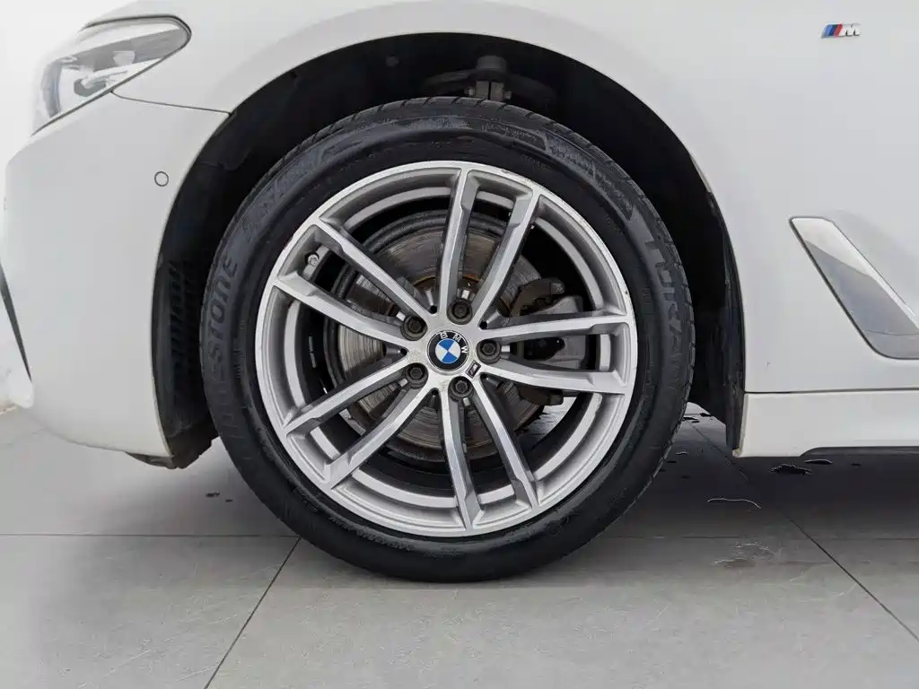 BMW 5 Series — миниатюра 17