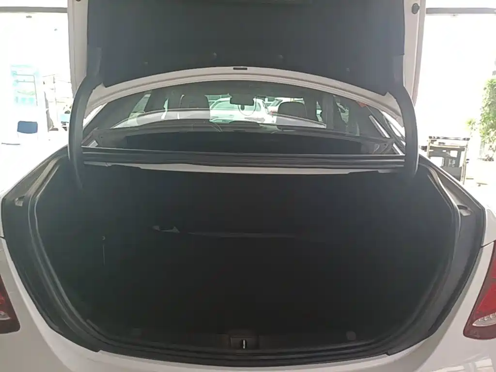 Mercedes-Benz E-Class — миниатюра 19