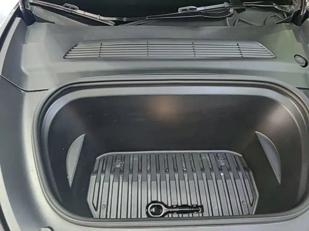 Tesla Model Y — миниатюра 25