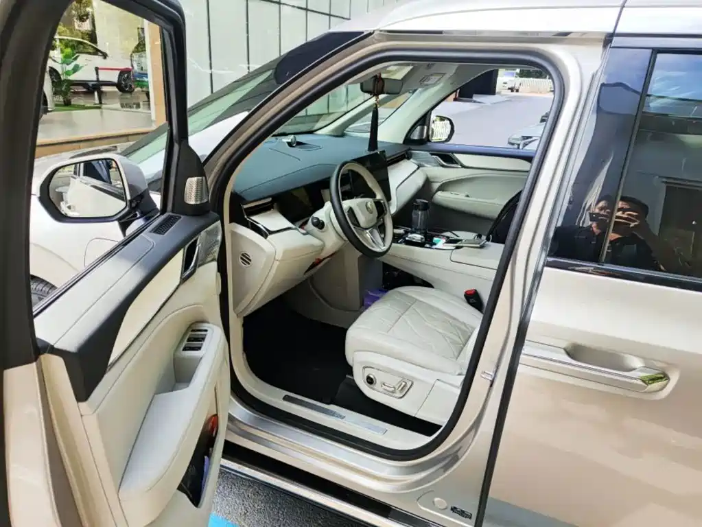 Volvo EM90 — миниатюра 5