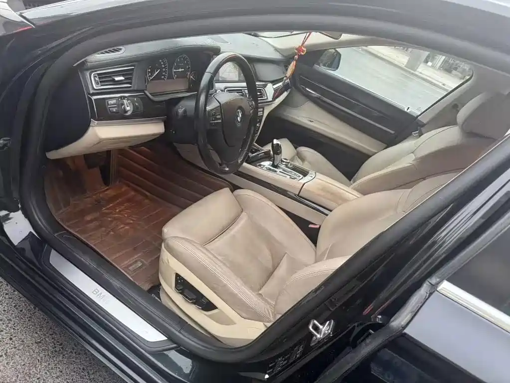 BMW 7 Series — миниатюра 4