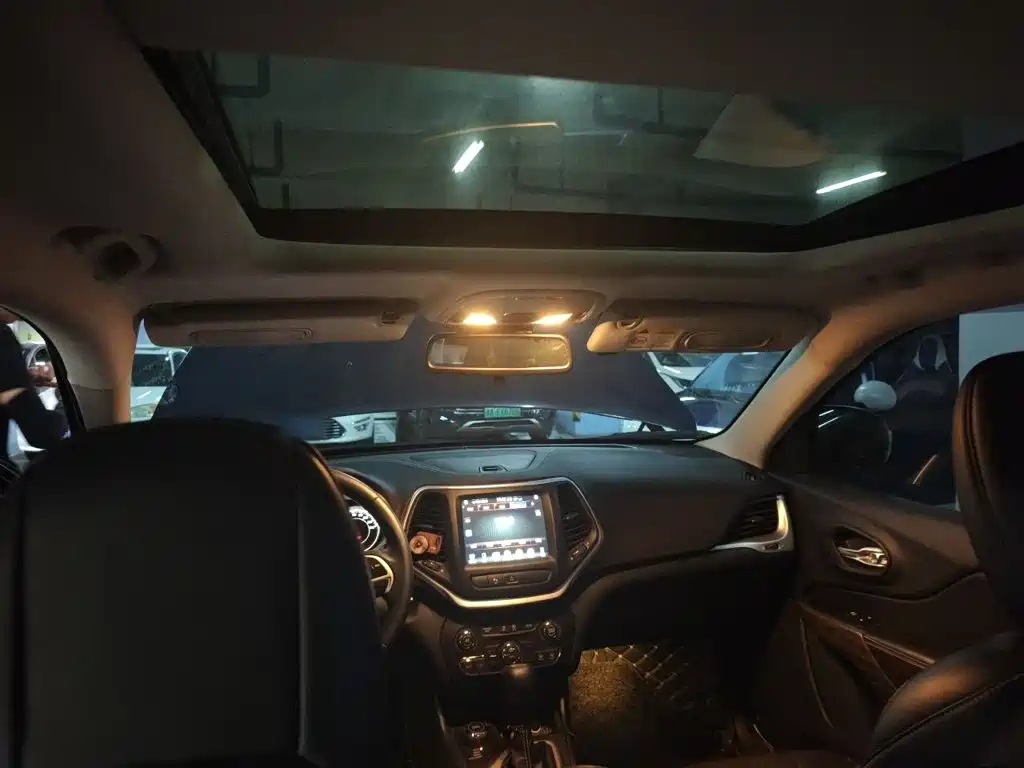 Jeep Cherokee — миниатюра 9