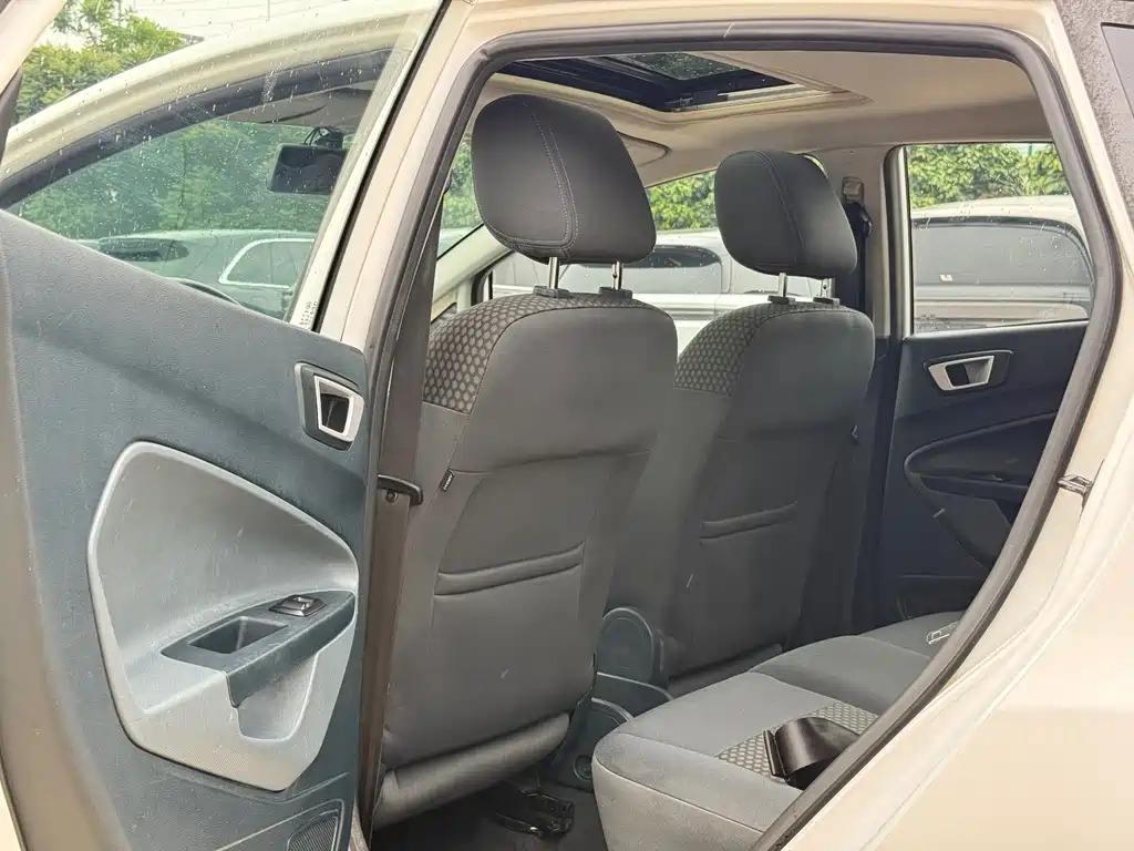 Ford Fiesta 2012 1.5L AT