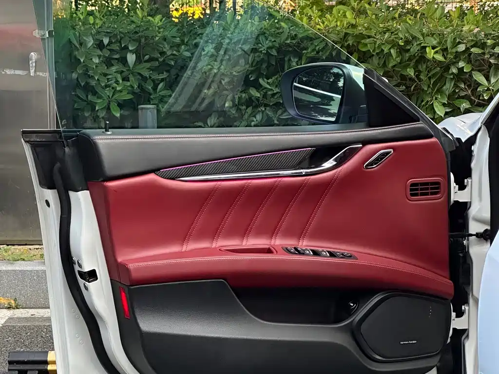 Maserati Quattroporte — миниатюра 24