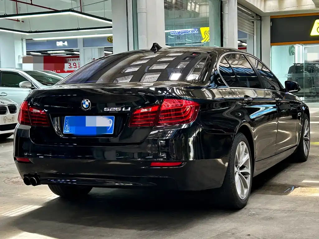 BMW 5 Series — миниатюра 4