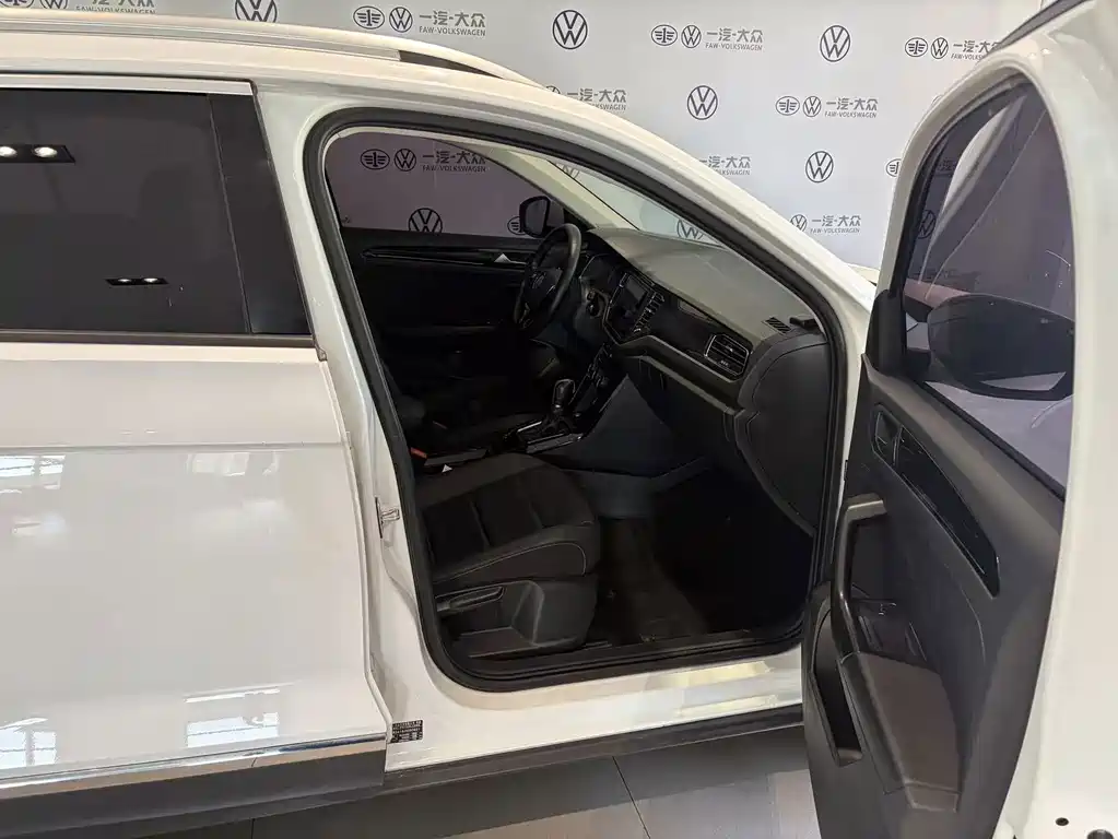 Volkswagen T-Roc — миниатюра 8