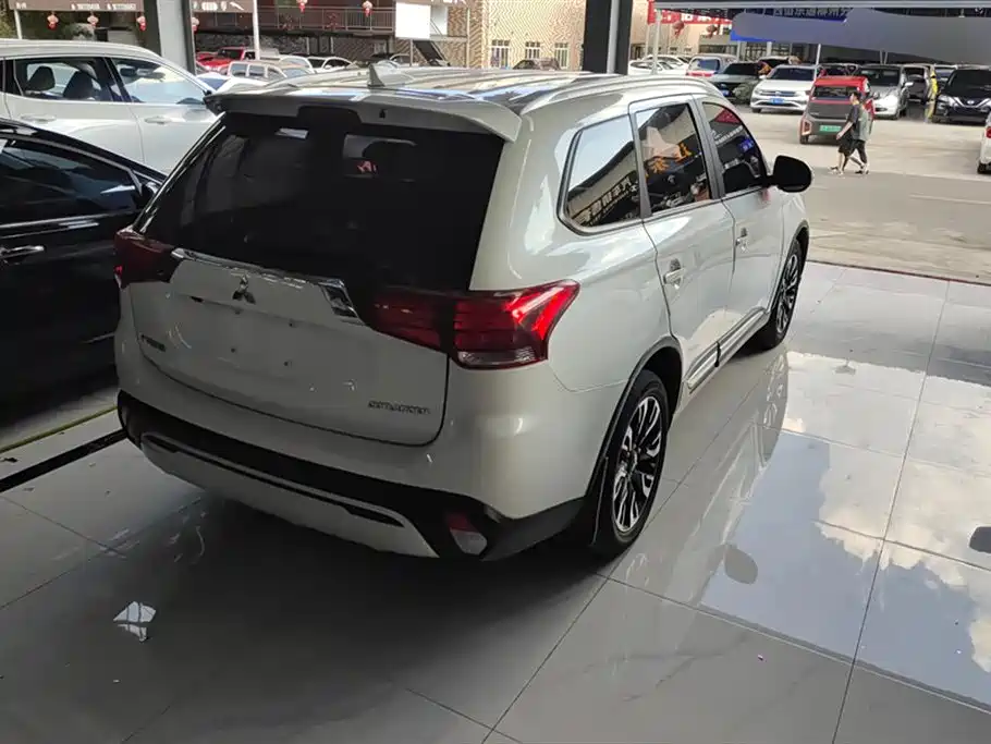 MITSUBISHI OUTLANDER