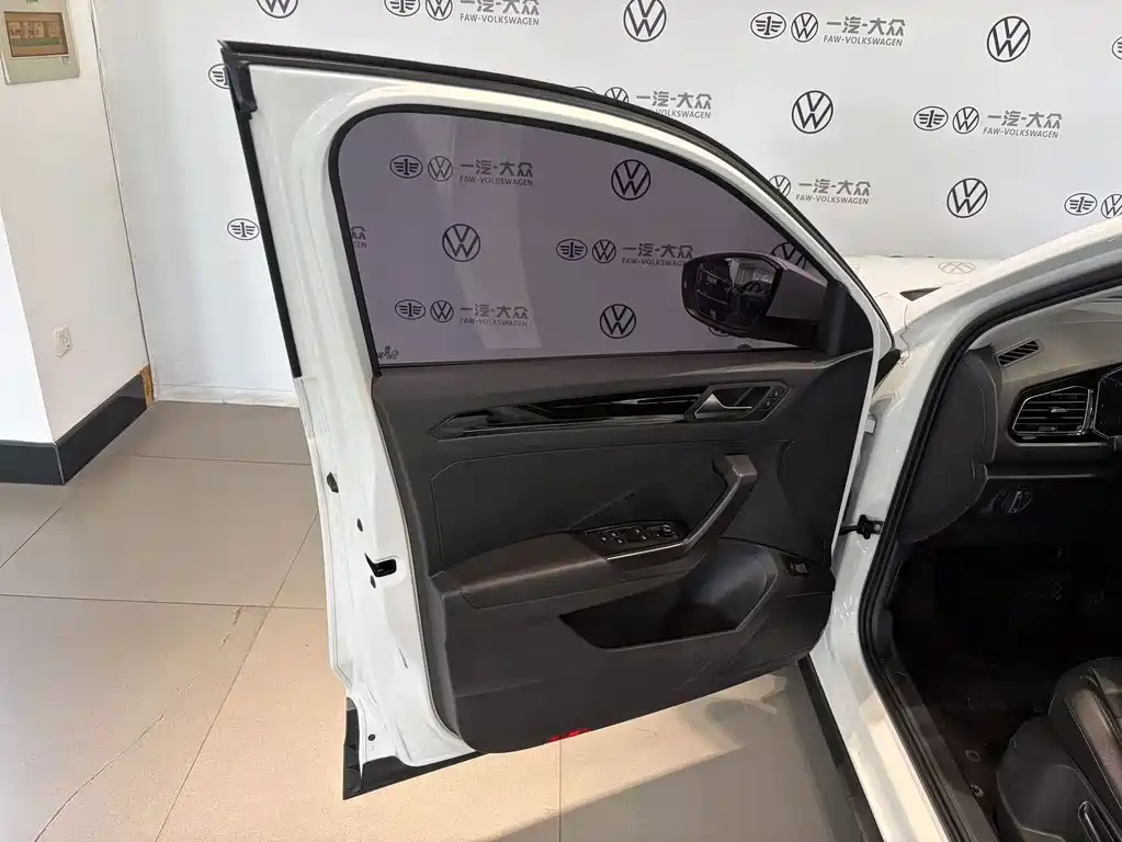 Volkswagen T-Roc — миниатюра 11