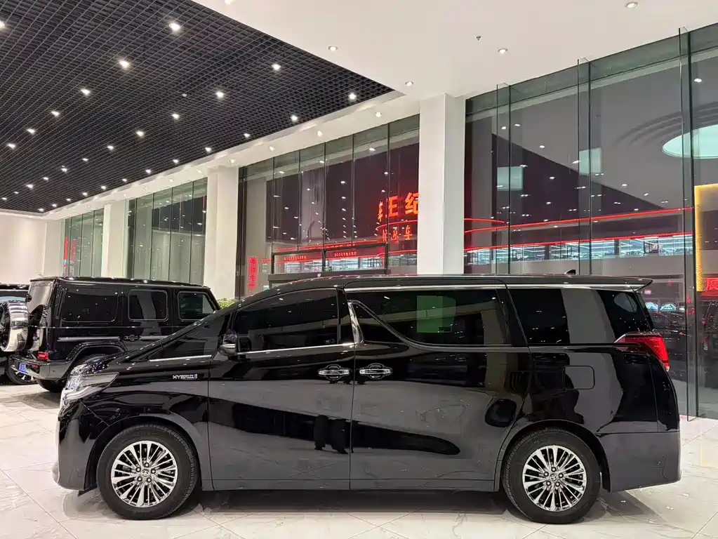 Toyota Alphard — миниатюра 5