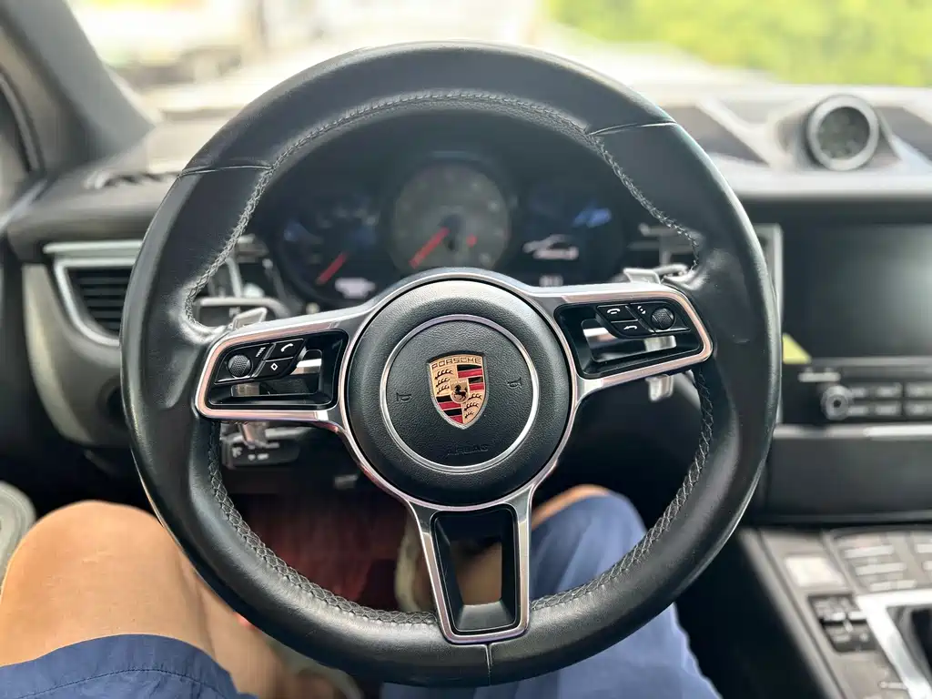 Porsche Macan — миниатюра 9