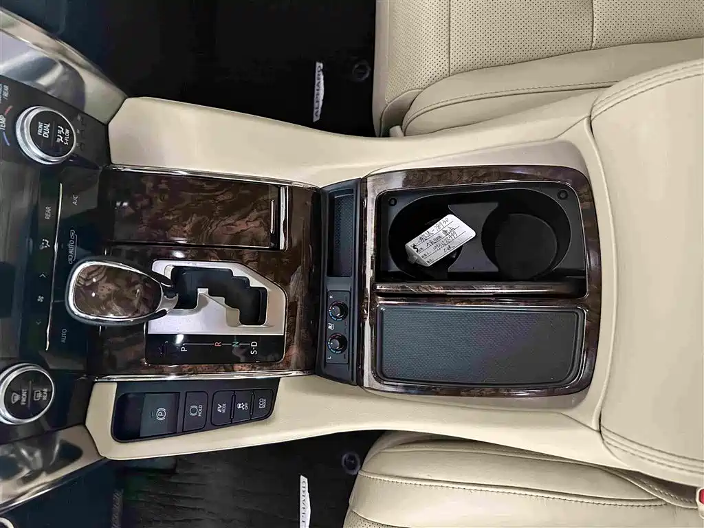 Toyota Alphard — миниатюра 12