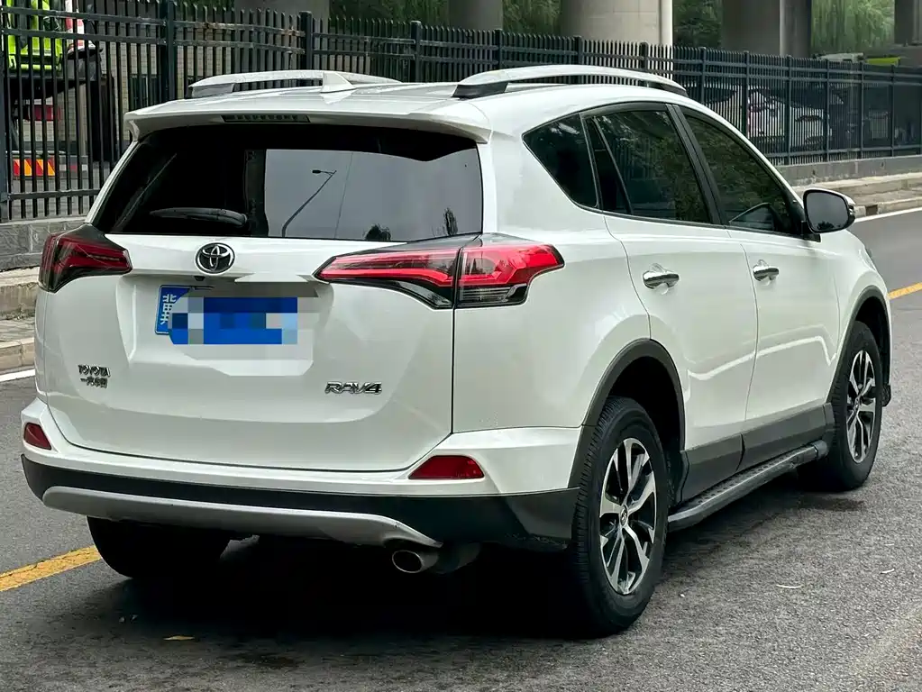 Toyota RAV4 — миниатюра 4